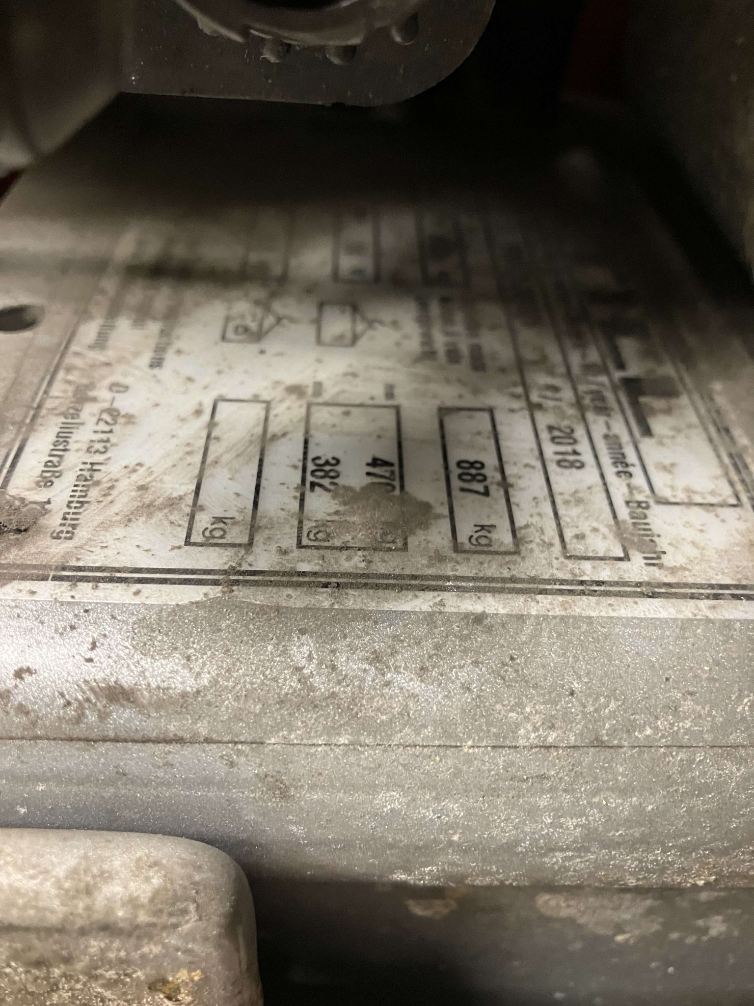 Carretillas elevadoras retráctiles de cuatro vías y equipos de flejado procedentes del entorno aeroportuario-8