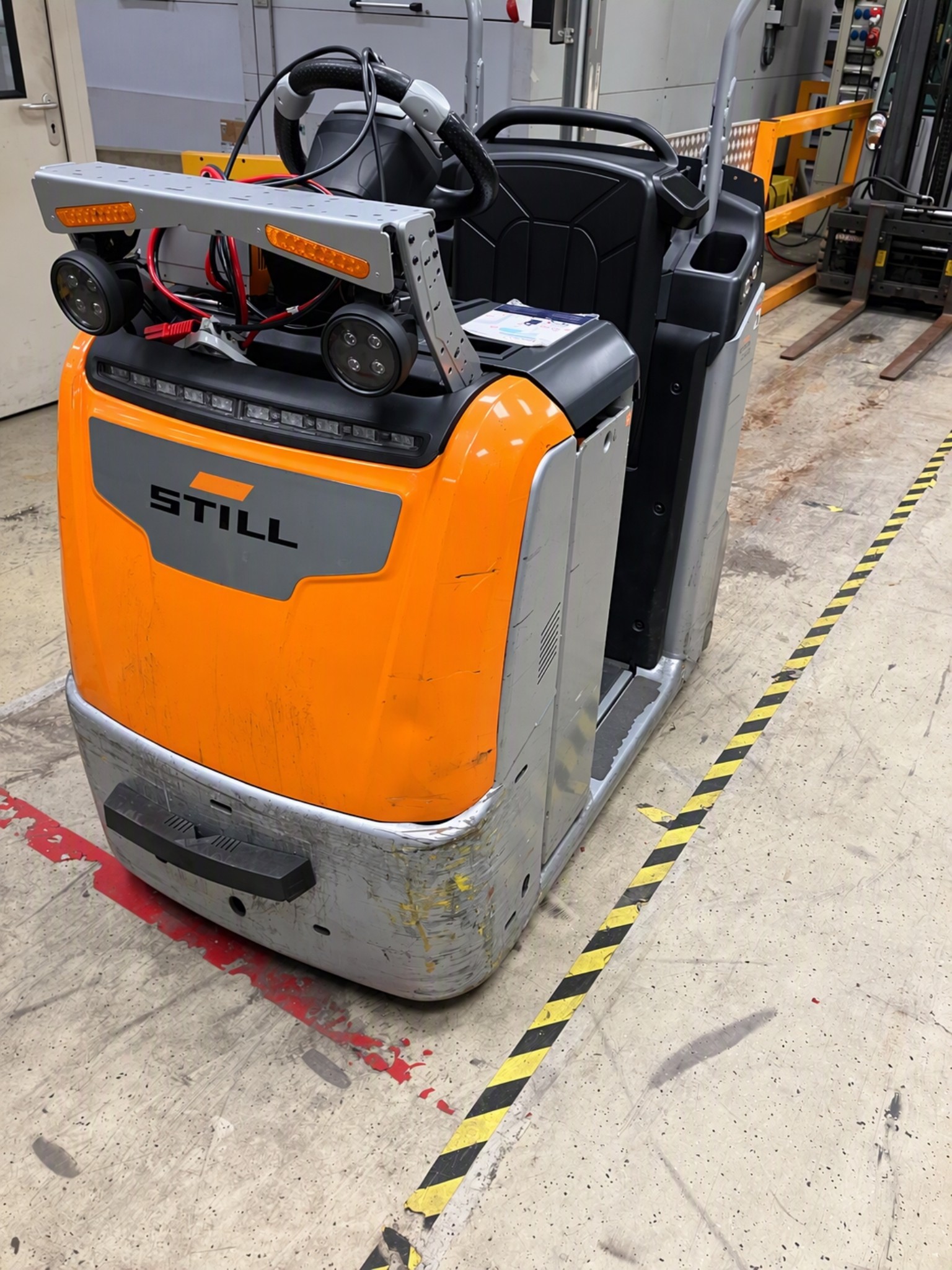 Carretillas elevadoras retráctiles de cuatro vías y equipos de flejado procedentes del entorno aeroportuario-3