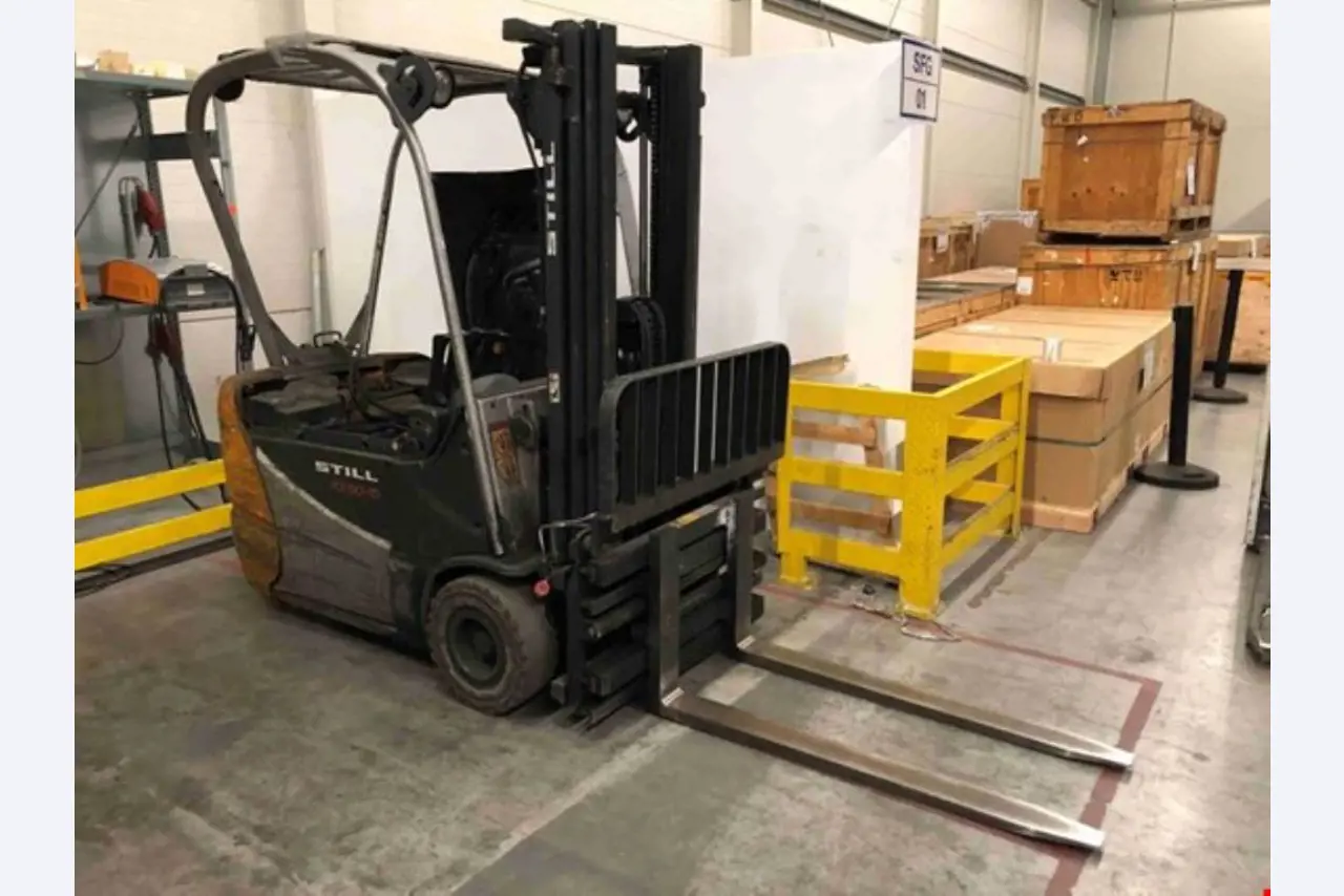 used forklifts and lifting devices-2