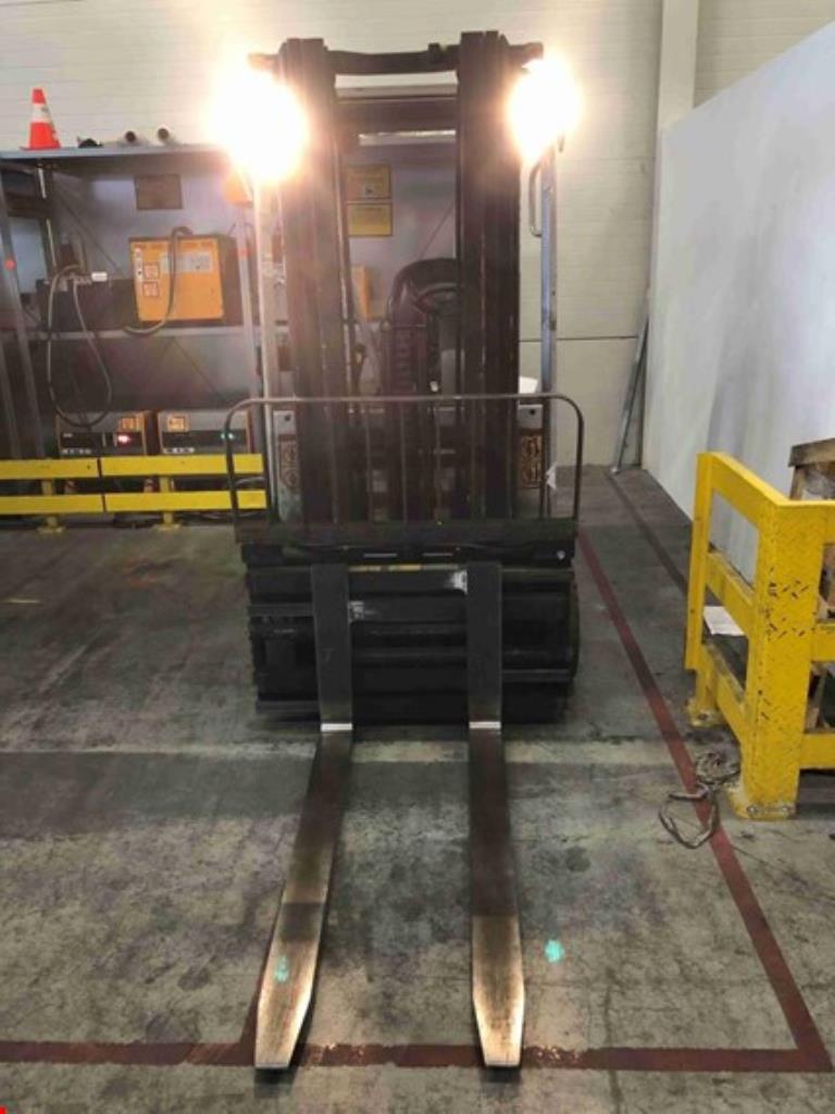 
used forklifts and lifting devices-4