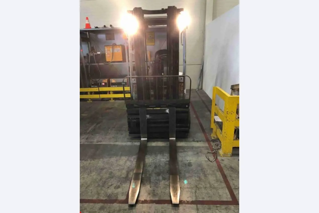 used forklifts and lifting devices-4