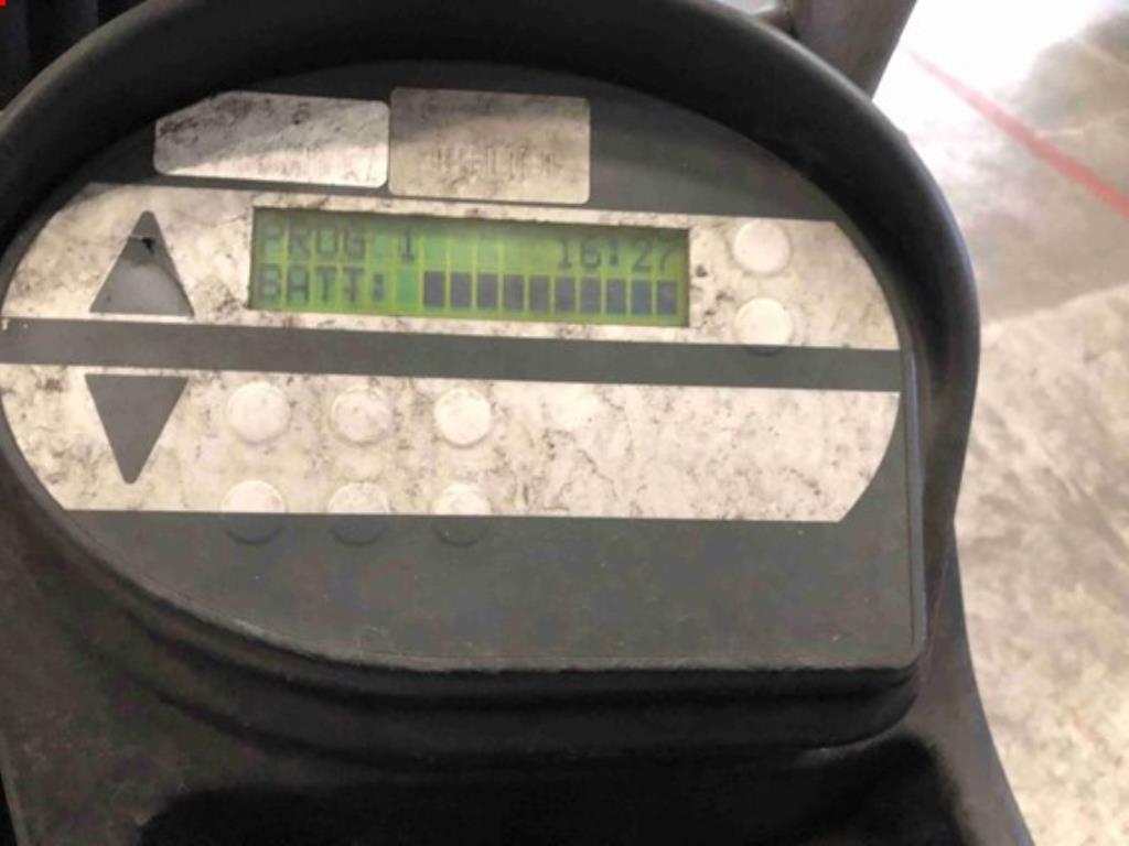 
used forklifts and lifting devices-6