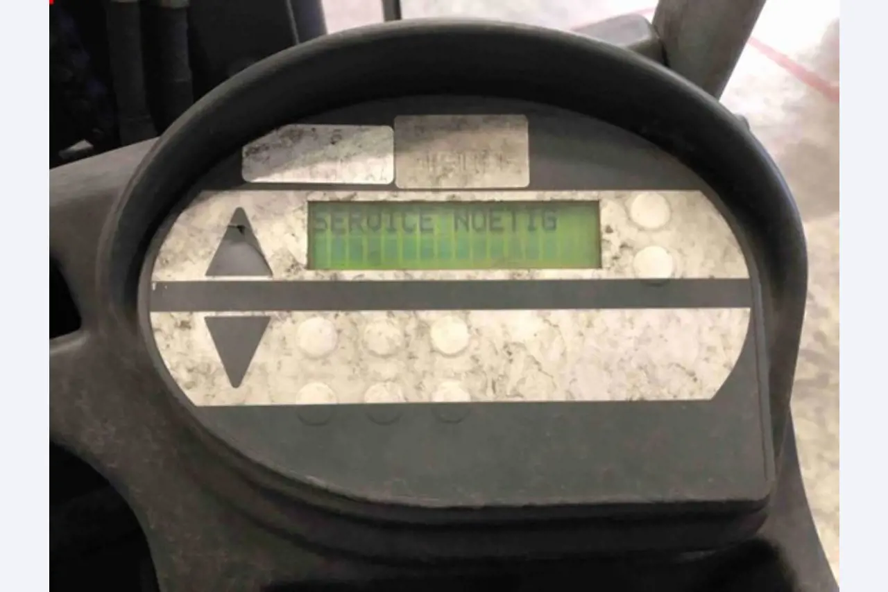 used forklifts and lifting devices-7