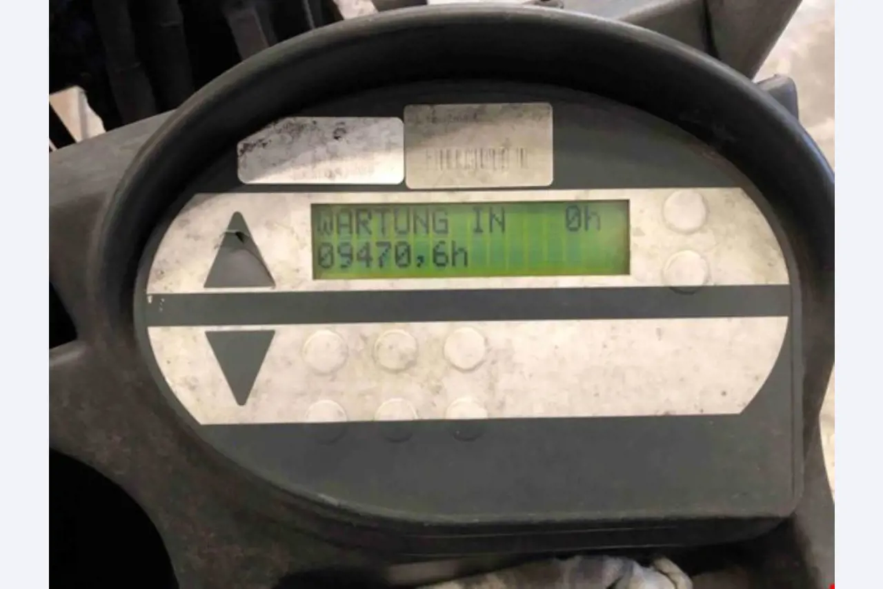 used forklifts and lifting devices-8