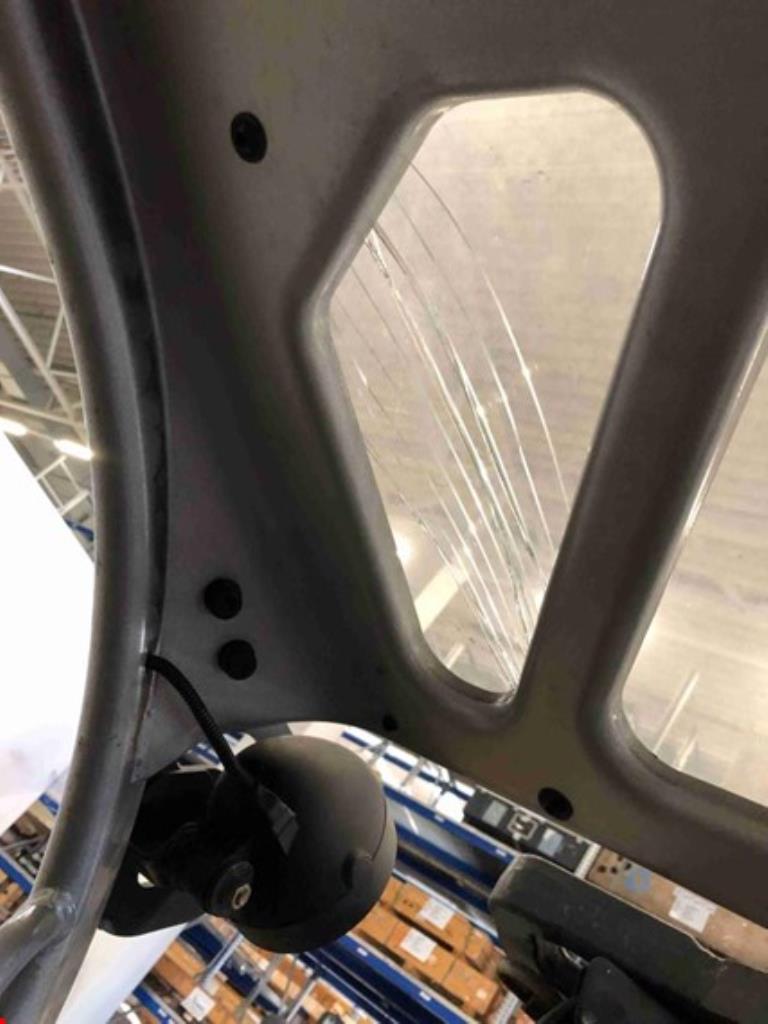 
used forklifts and lifting devices-9