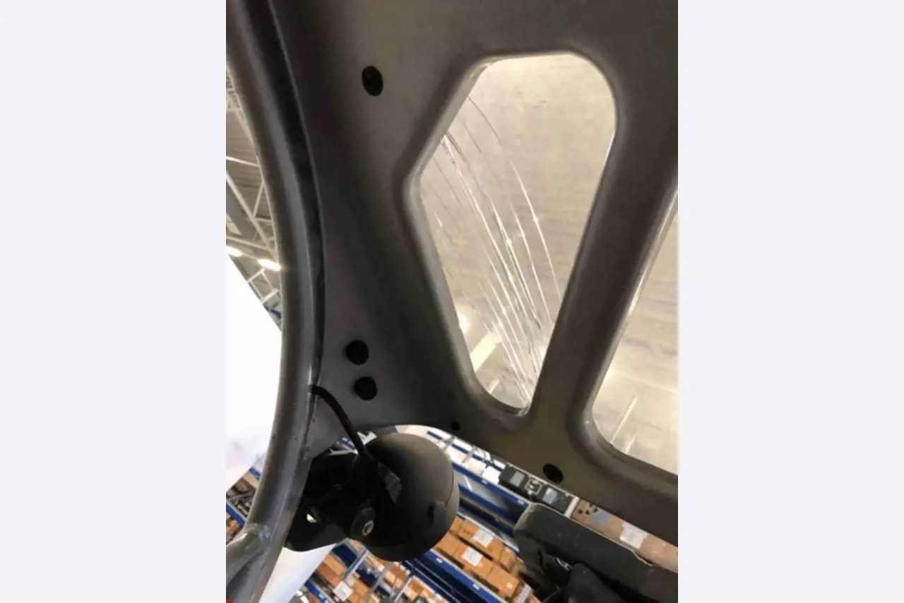 used forklifts and lifting devices-9