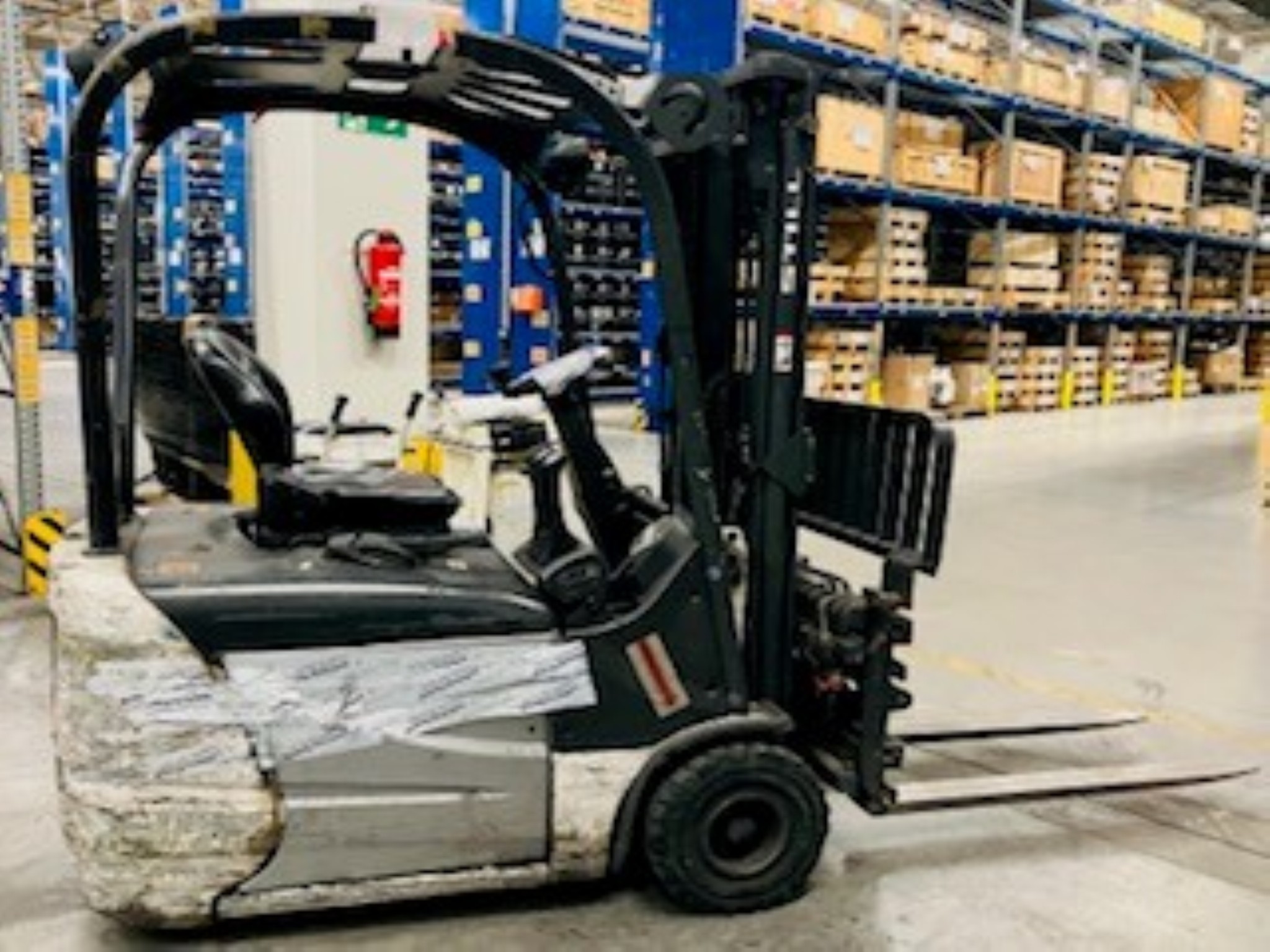 
used forklifts and lifting devices-2