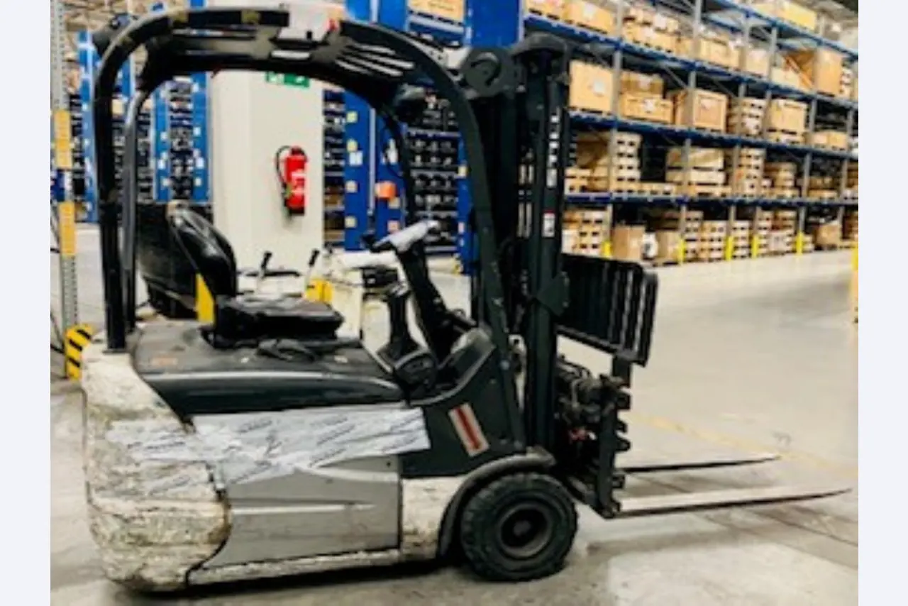 used forklifts and lifting devices-2