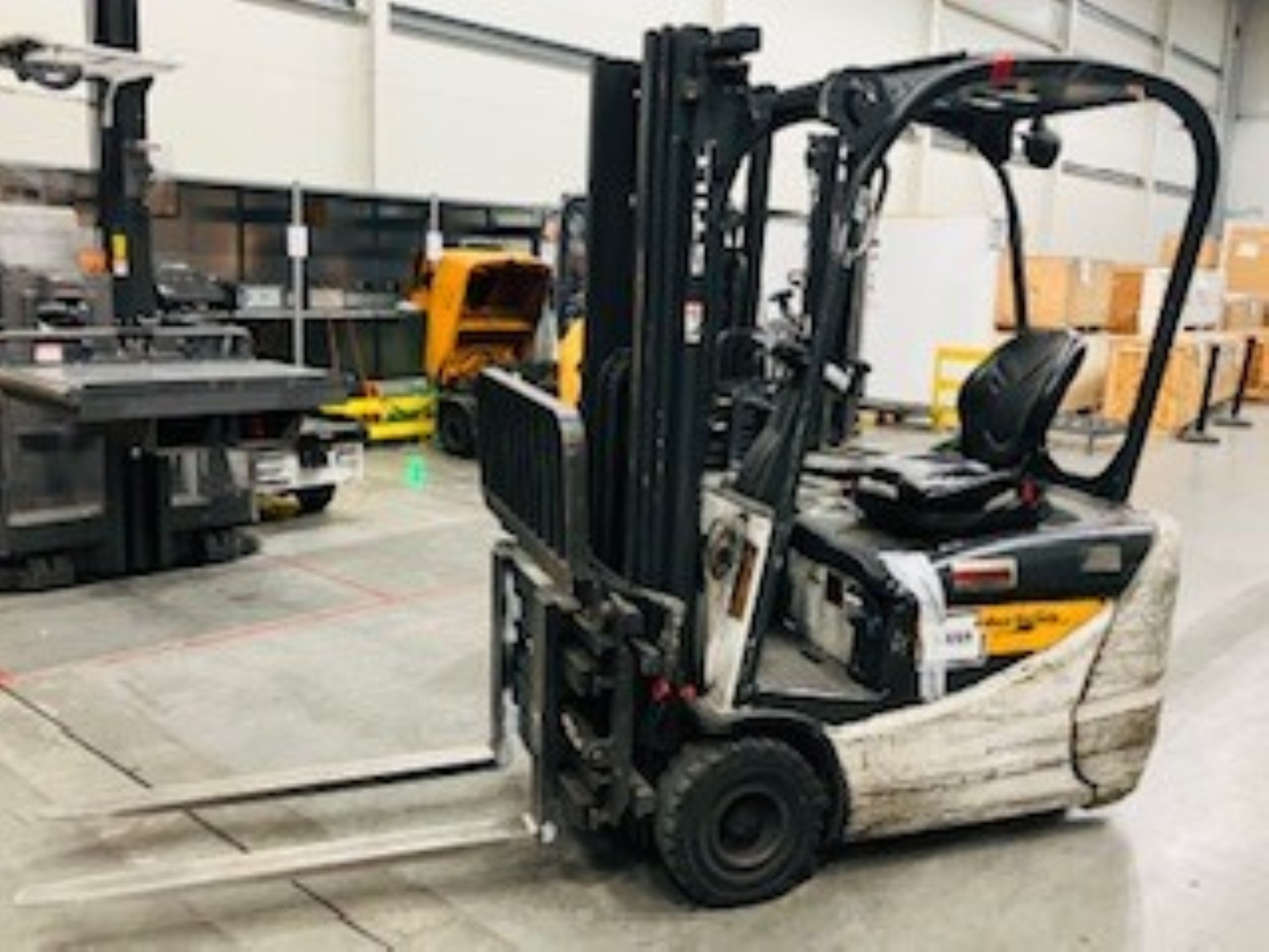 
used forklifts and lifting devices-1