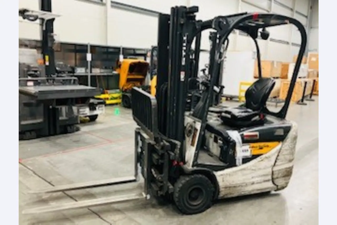 used forklifts and lifting devices-1