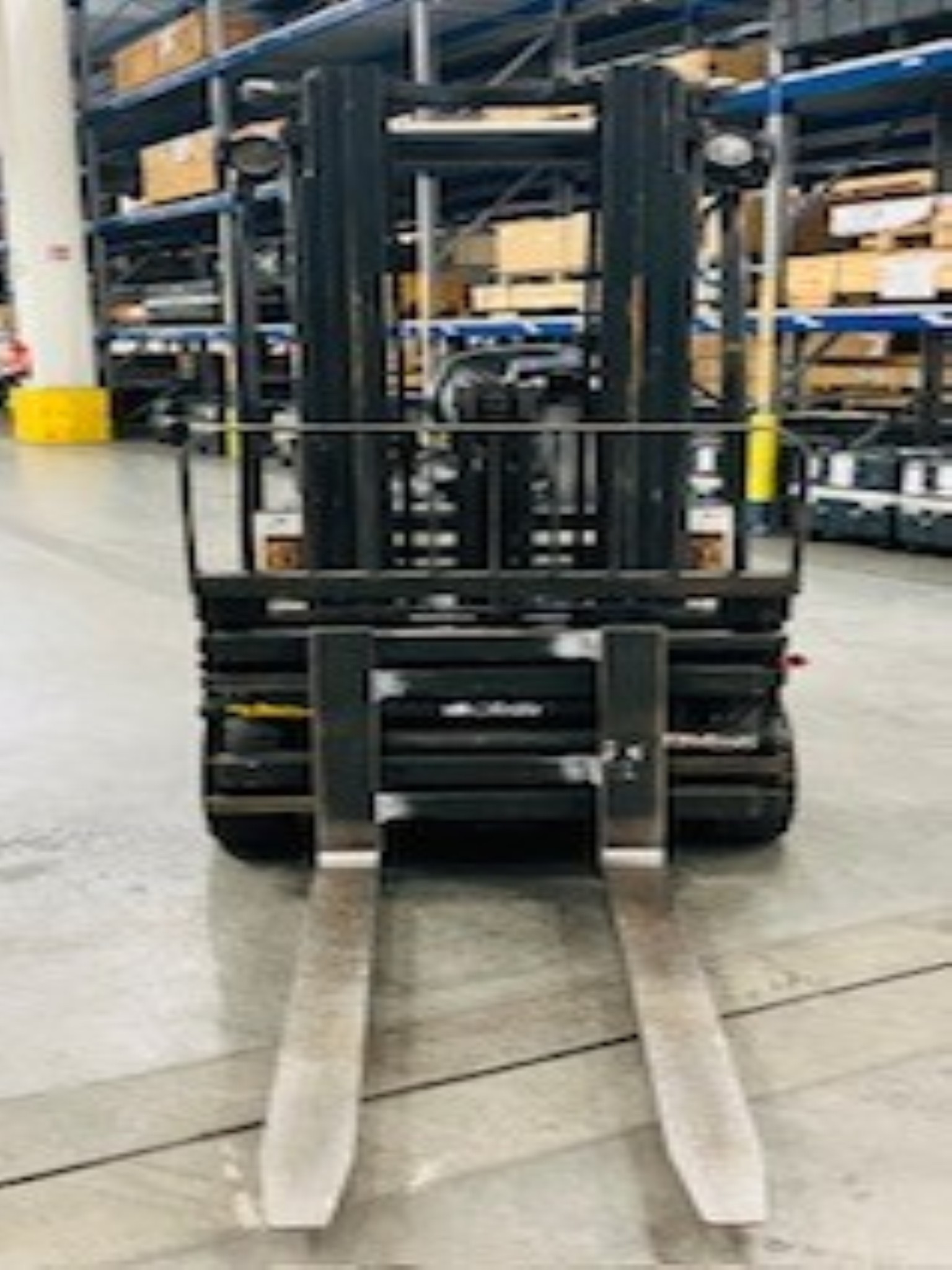 
used forklifts and lifting devices-3