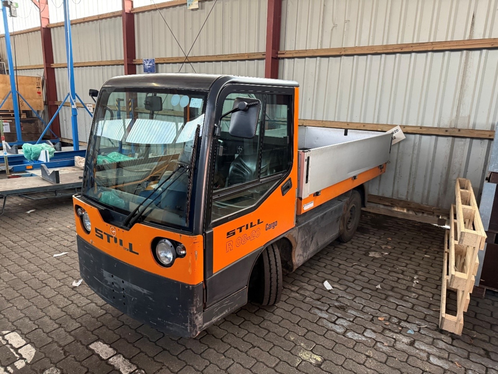 
used forklifts and lifting devices-2