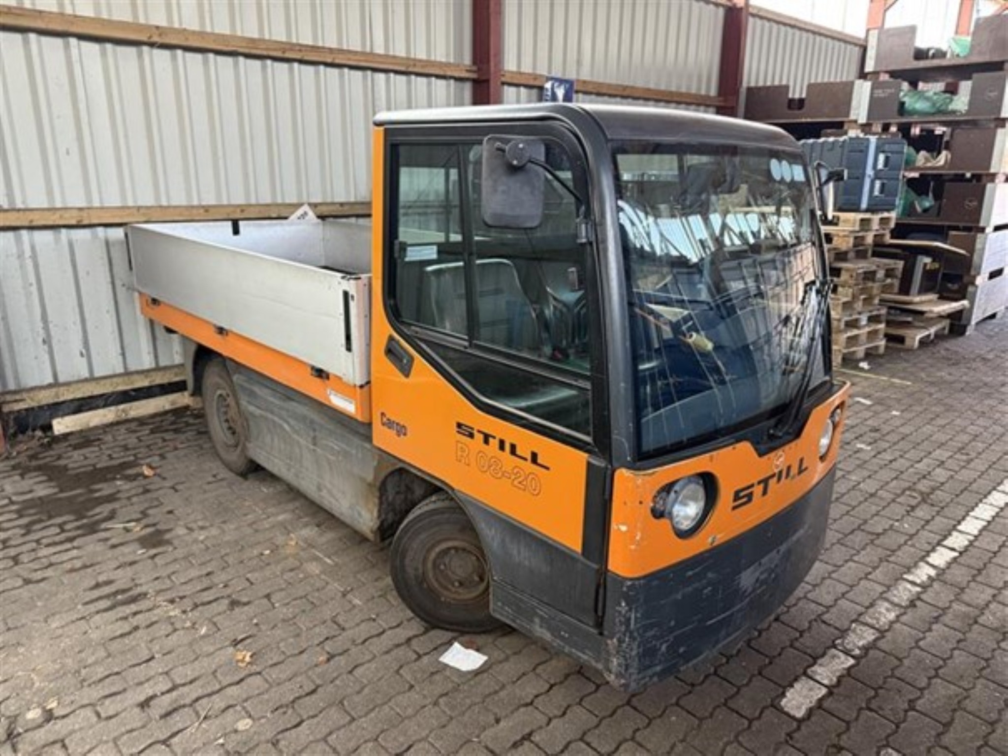 
used forklifts and lifting devices-1