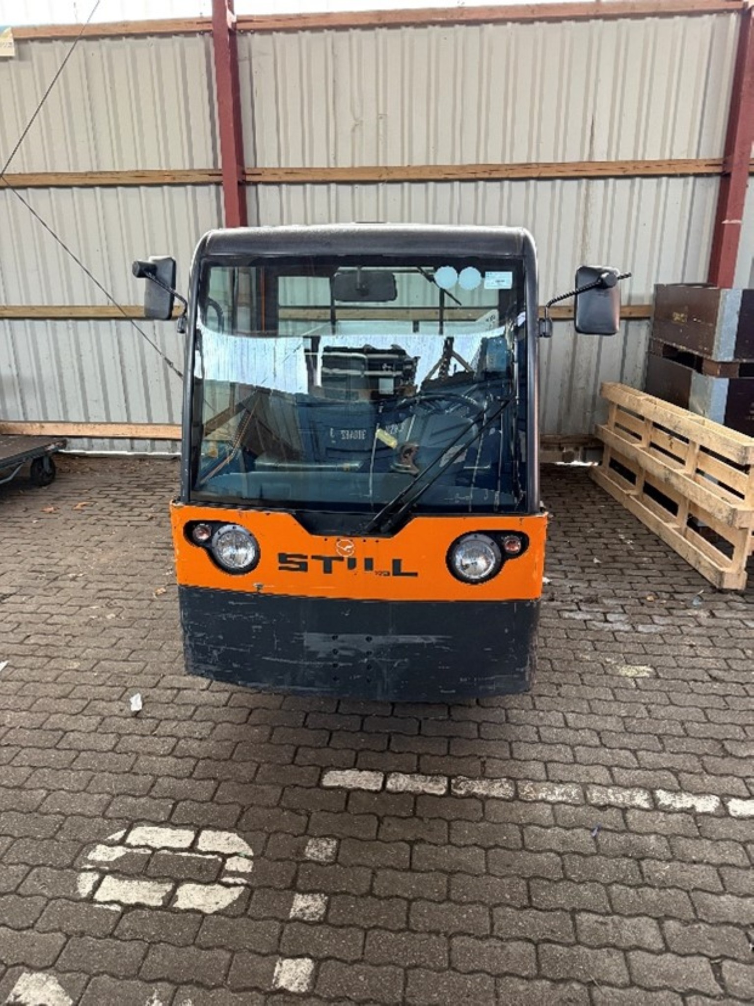 
used forklifts and lifting devices-3