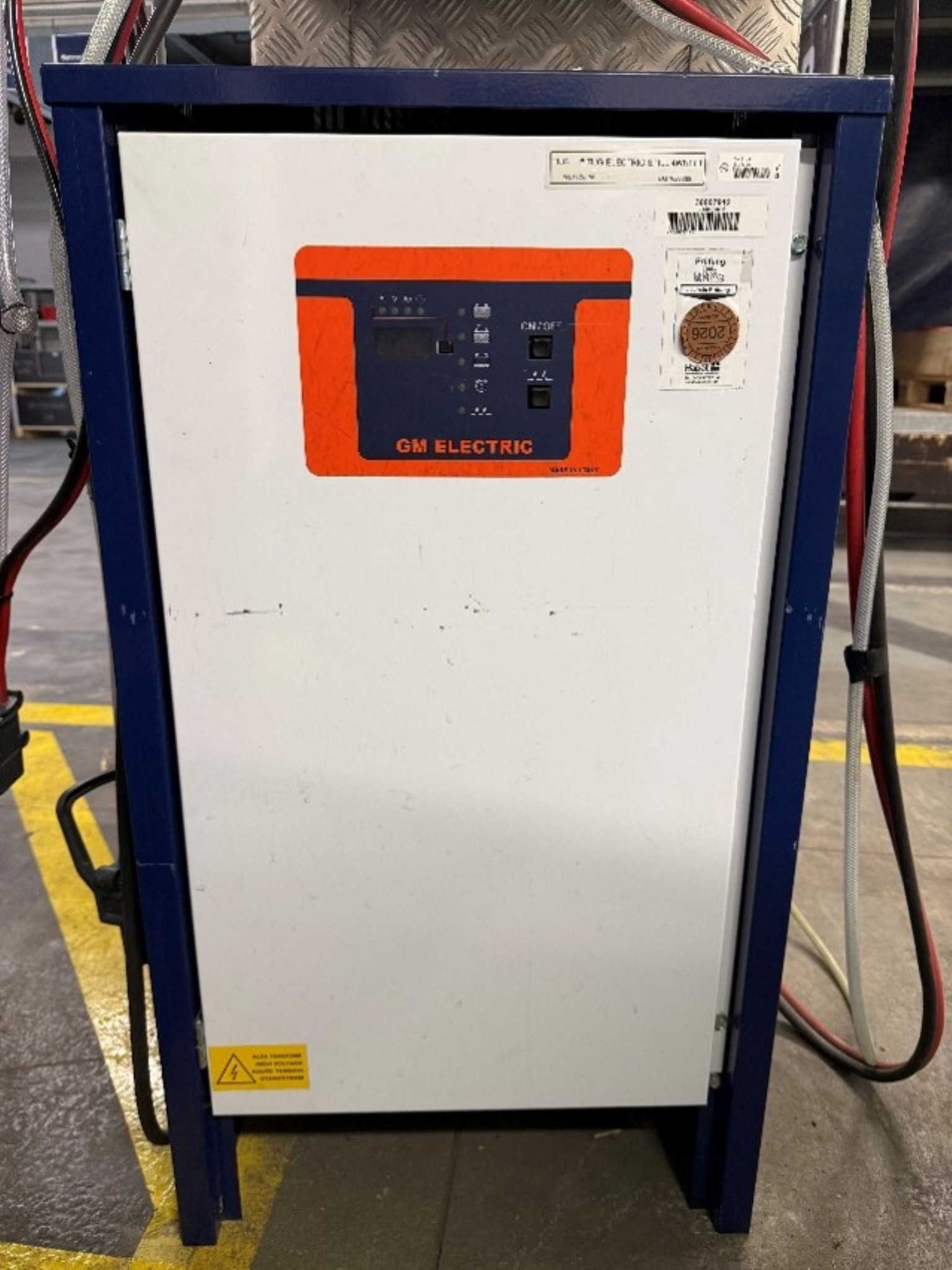 
used forklifts and lifting devices-7