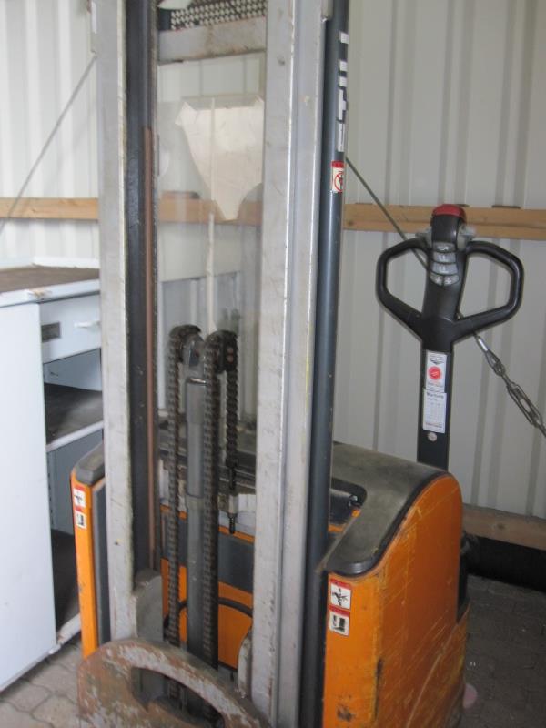 
used forklifts and lifting devices-4