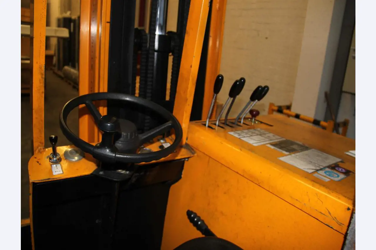 Gepflegte Flurförderfahrzeuge-3