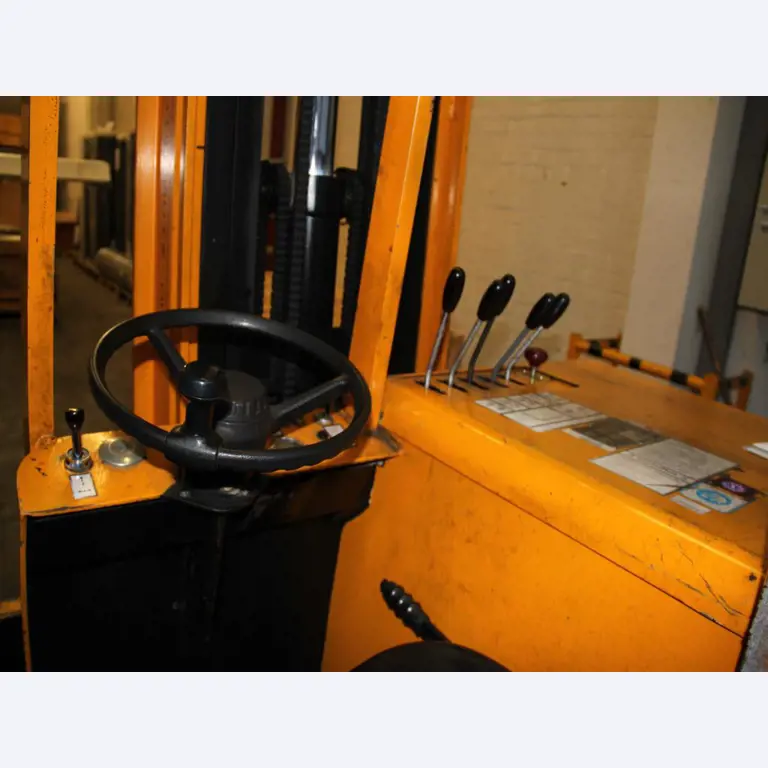 Gepflegte Flurförderfahrzeuge-3