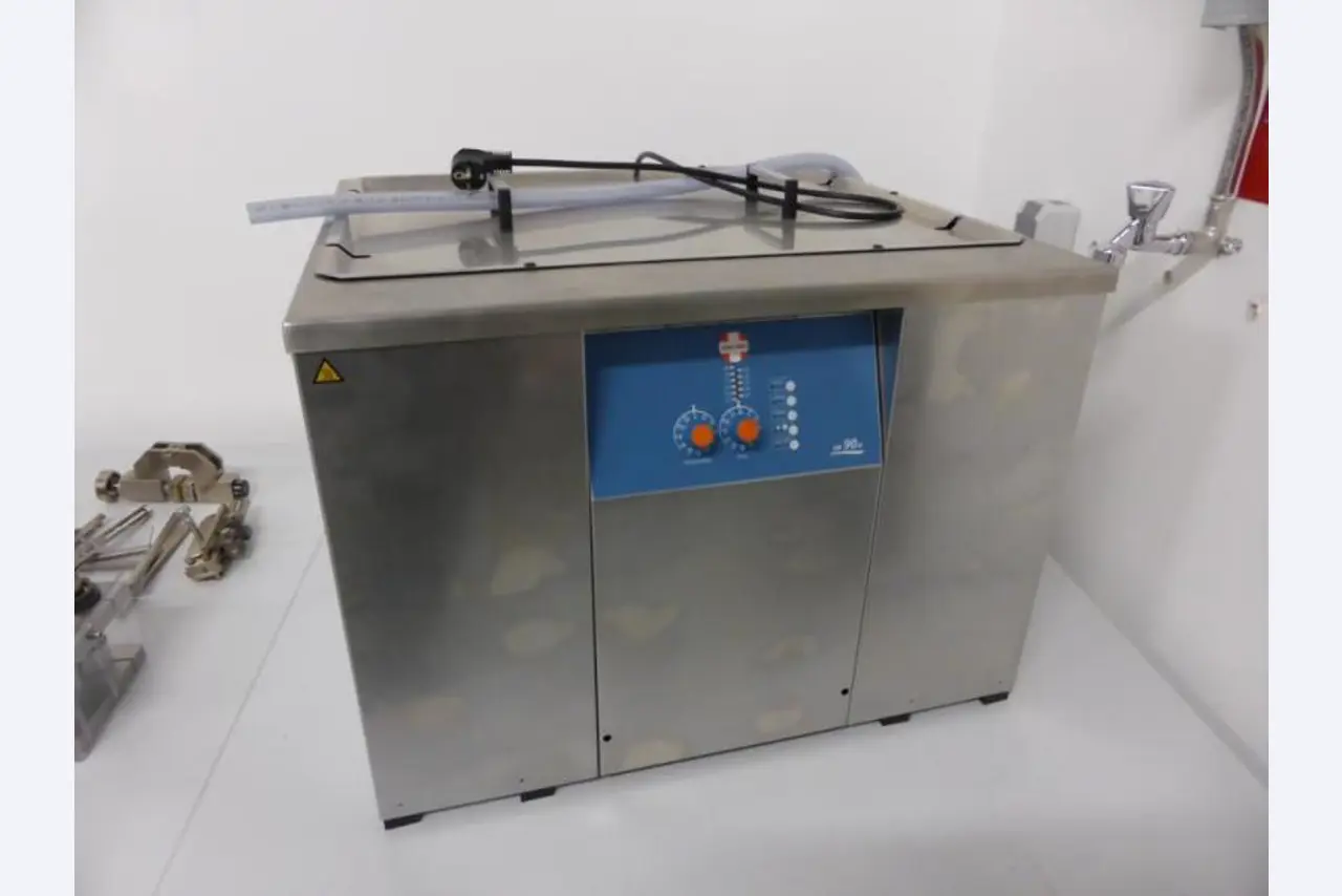 Photovoltaik Maschinen<br>eines renommierten Photovoltaikherstellers <br>(Preis auf Anfrage)
-1