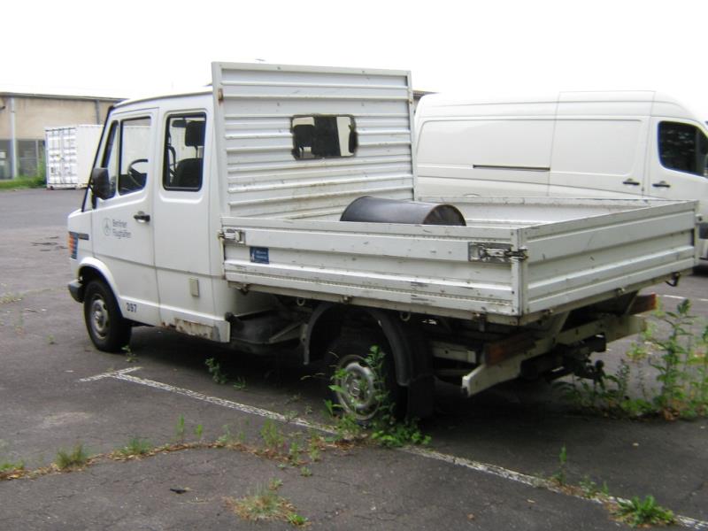 nicht mehr benötigte Flughafenfahrzeuge-3