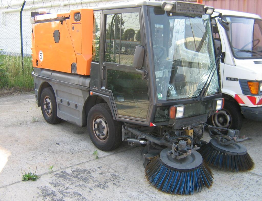 les véhicules d'aéroport qui ne sont plus utilisés-1