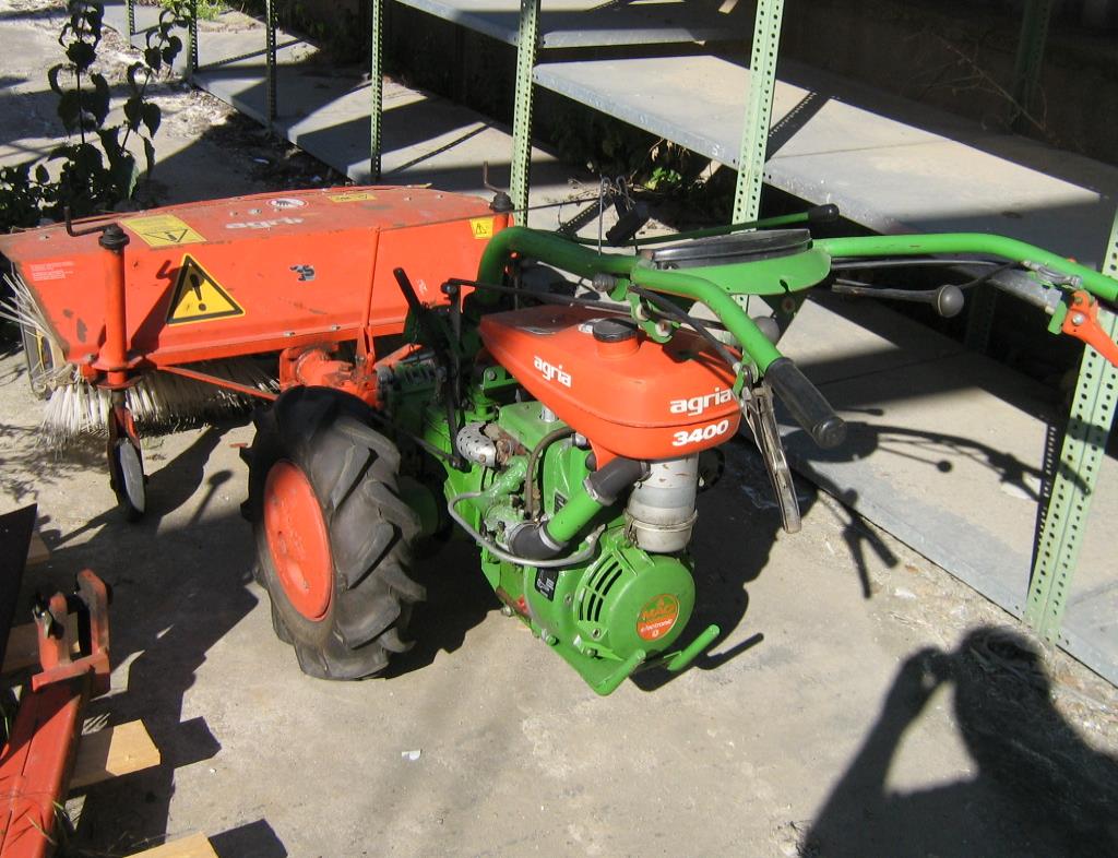 les véhicules d'aéroport qui ne sont plus utilisés-1