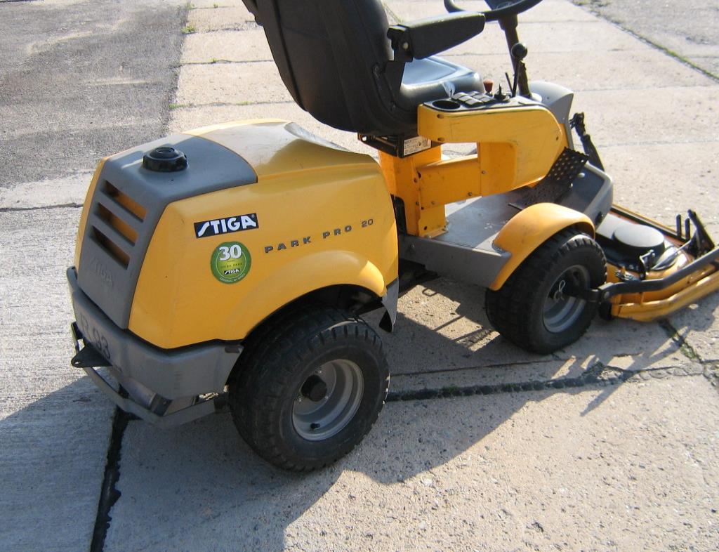 les véhicules d'aéroport qui ne sont plus utilisés-3