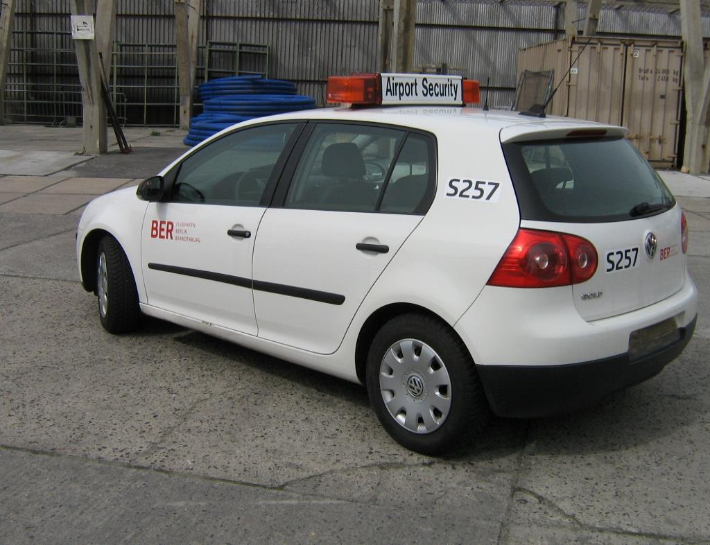 les véhicules d'aéroport qui ne sont plus utilisés-1