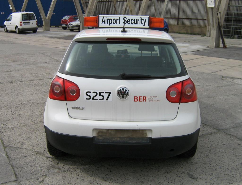 les véhicules d'aéroport qui ne sont plus utilisés-3