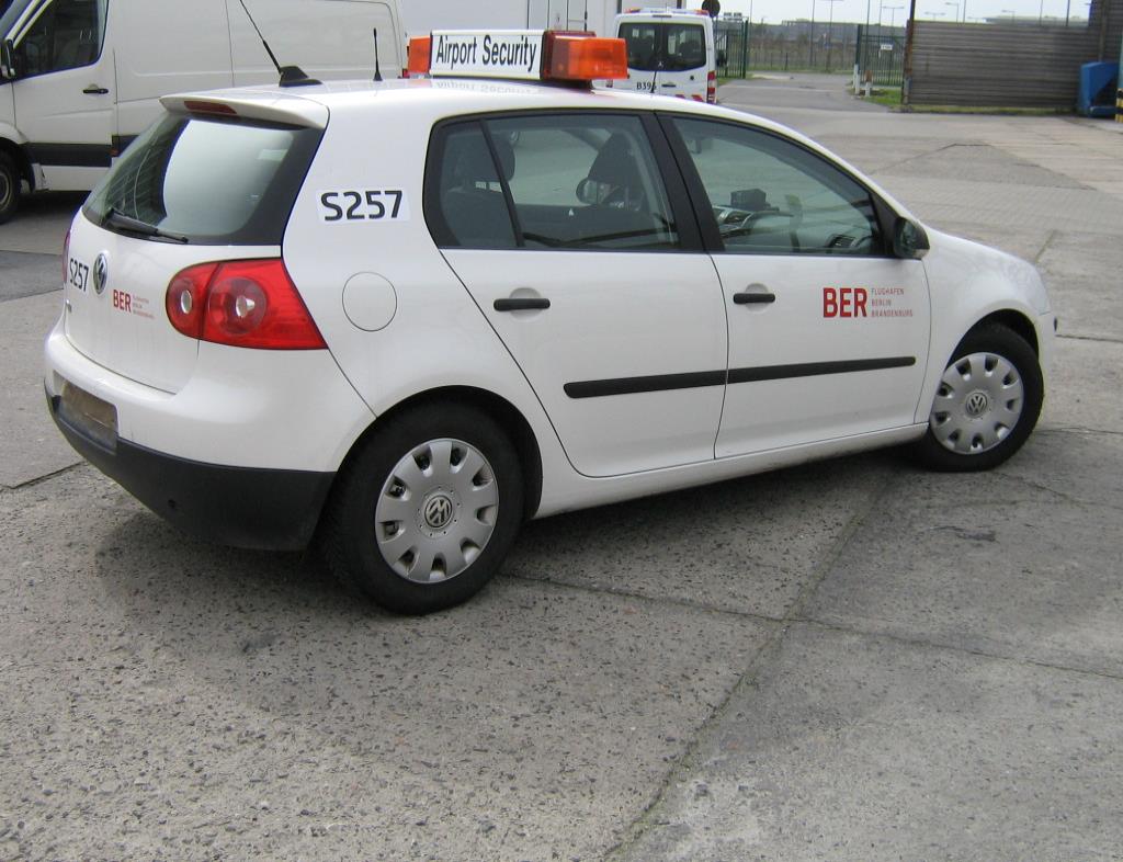 les véhicules d'aéroport qui ne sont plus utilisés-4