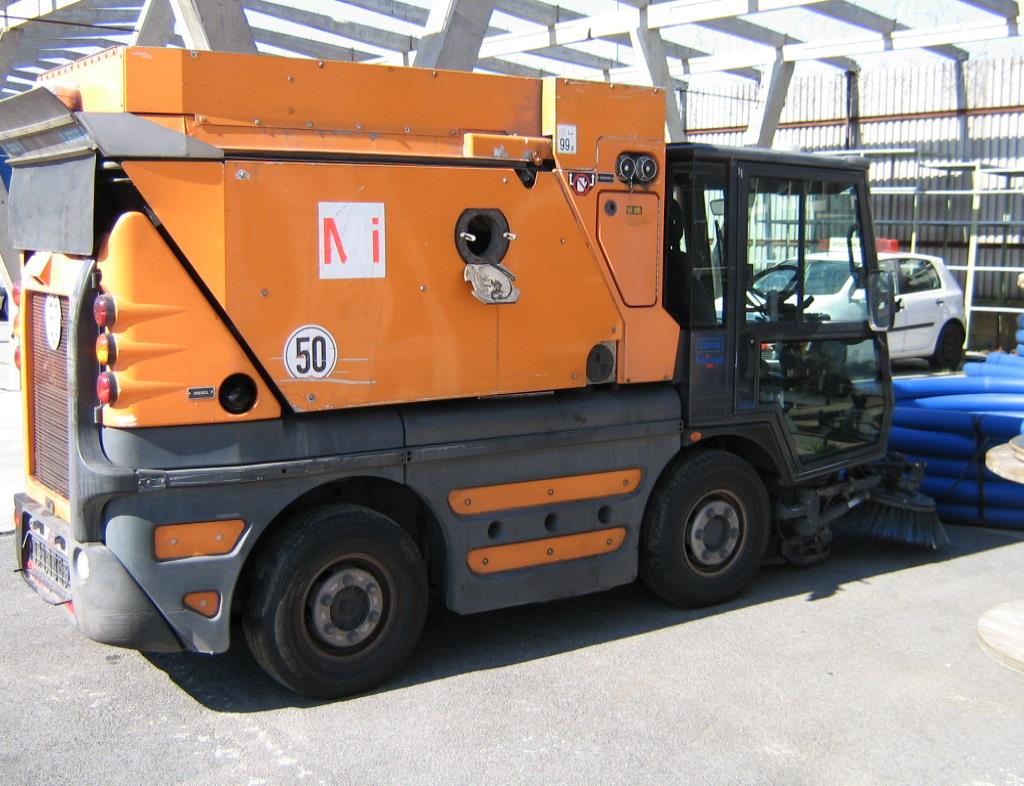 les véhicules d'aéroport qui ne sont plus utilisés-4