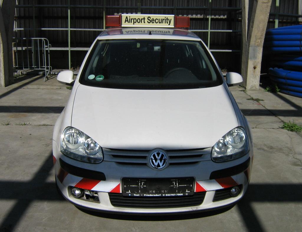 les véhicules d'aéroport qui ne sont plus utilisés-2