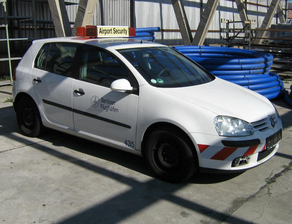 les véhicules d'aéroport qui ne sont plus utilisés-1