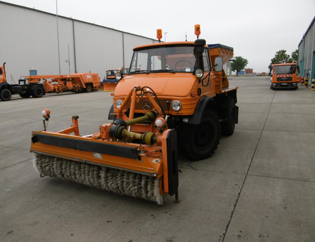 les véhicules d'aéroport qui ne sont plus utilisés-2