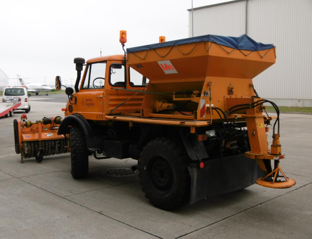 les véhicules d'aéroport qui ne sont plus utilisés-4