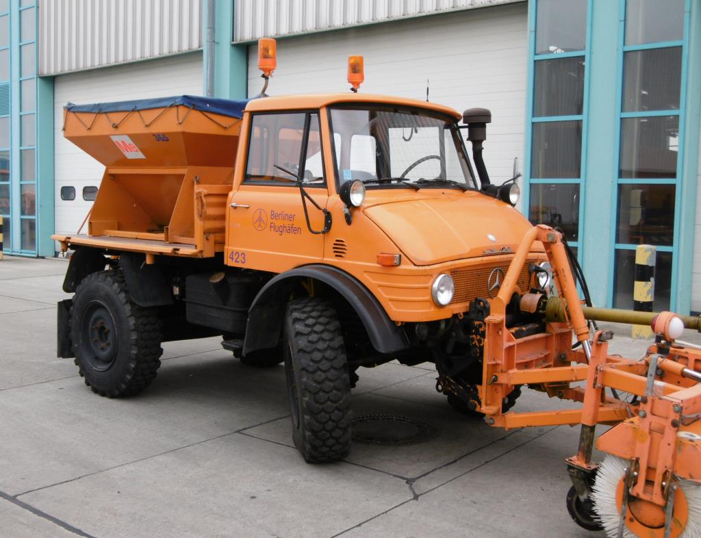 les véhicules d'aéroport qui ne sont plus utilisés-1