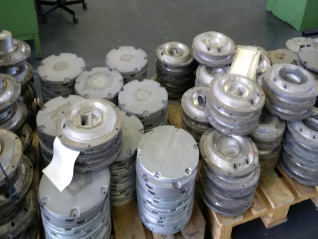 les véhicules d'aéroport qui ne sont plus utilisés-1