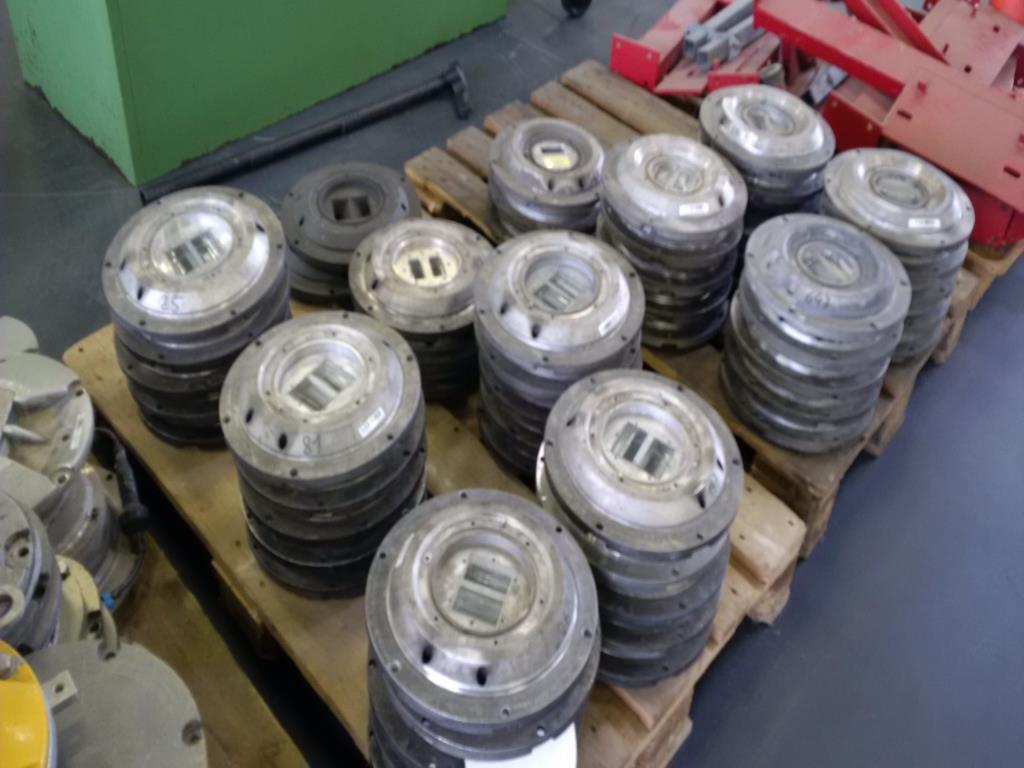 les véhicules d'aéroport qui ne sont plus utilisés-3