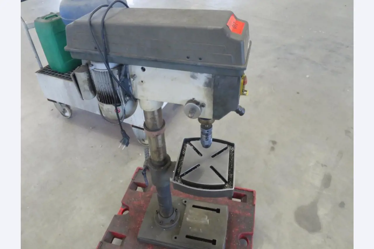 Rozsáhlý sortiment pil, soustruhů a frézek od známých výrobců.-2