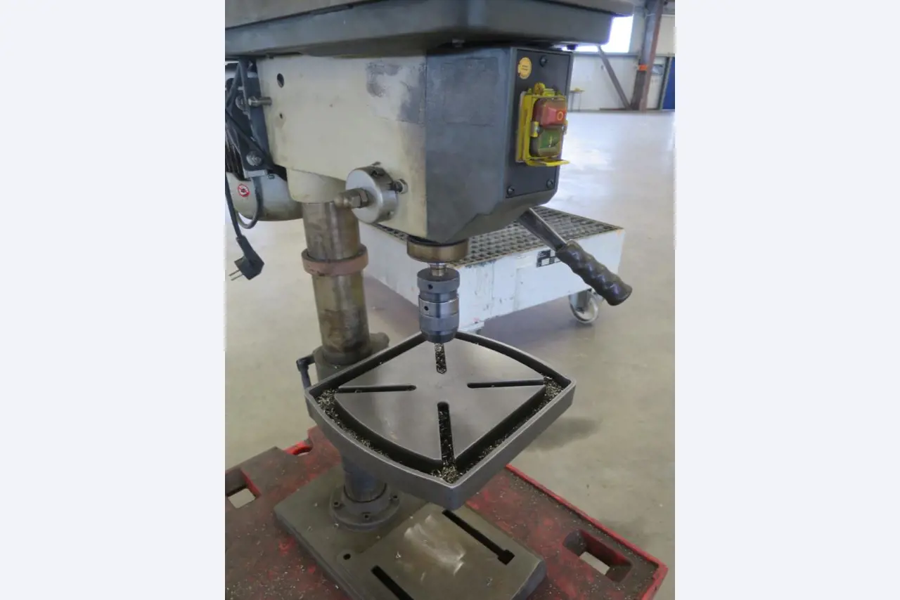 Rozsáhlý sortiment pil, soustruhů a frézek od známých výrobců.-3