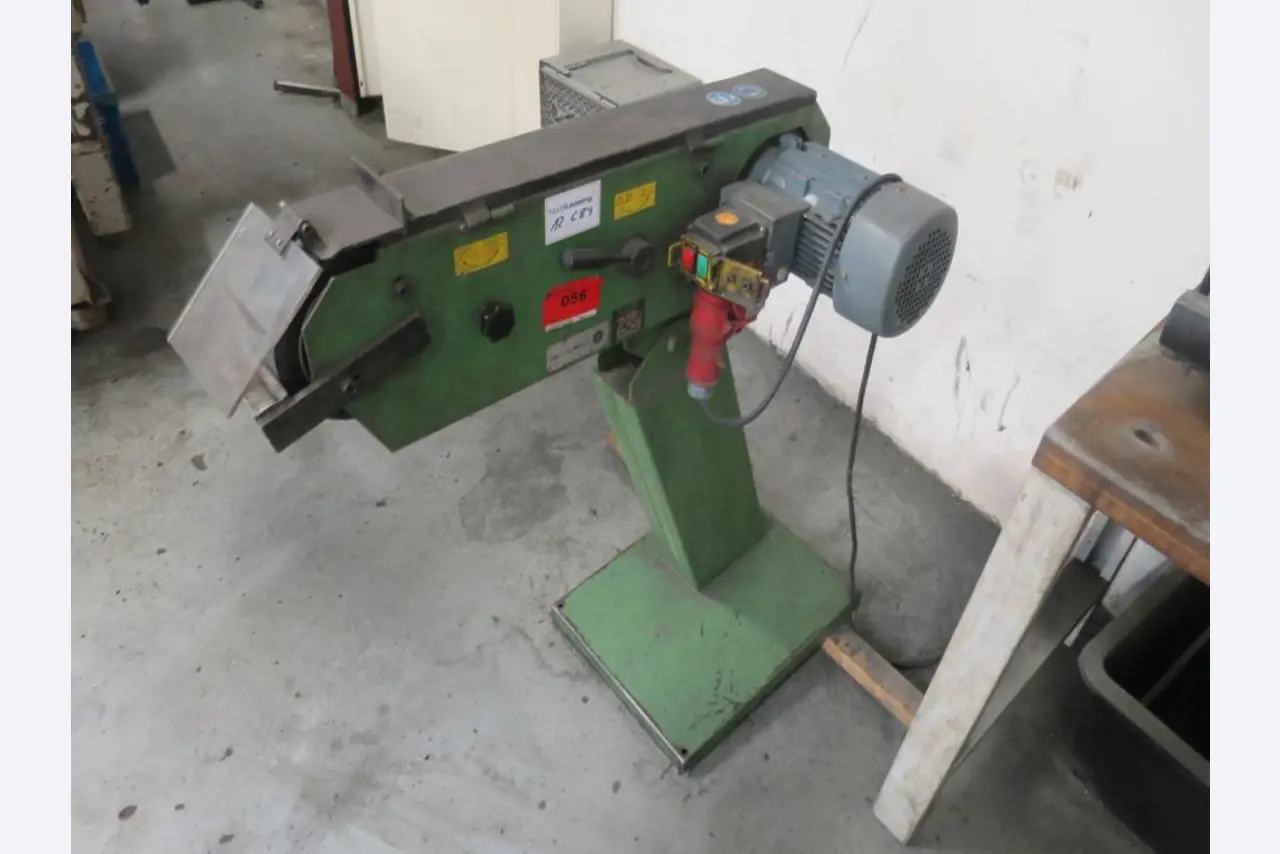 Vasta gama de serras, tornos e fresadoras de fabricantes de renome-1