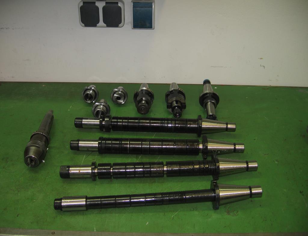 Različna laboratorijska oprema in mobilni regalni sistem-12