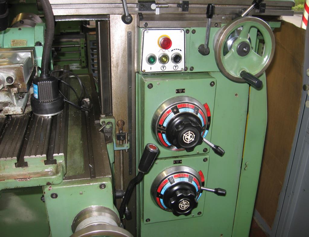 Različna laboratorijska oprema in mobilni regalni sistem-21