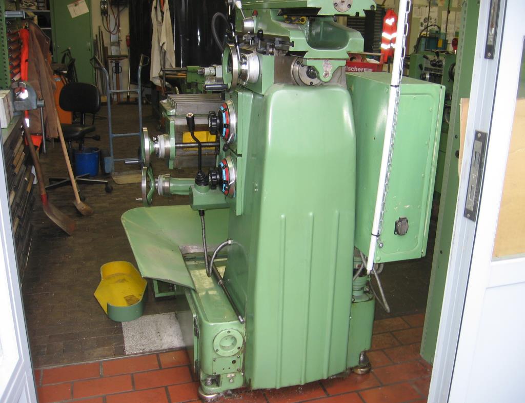 Različna laboratorijska oprema in mobilni regalni sistem-24