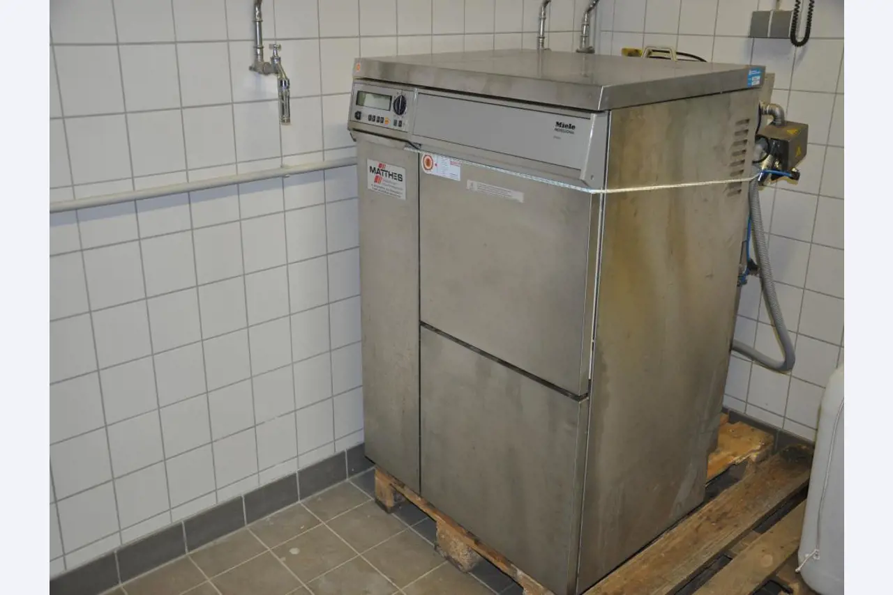 Različna laboratorijska oprema in mobilni regalni sistem-1