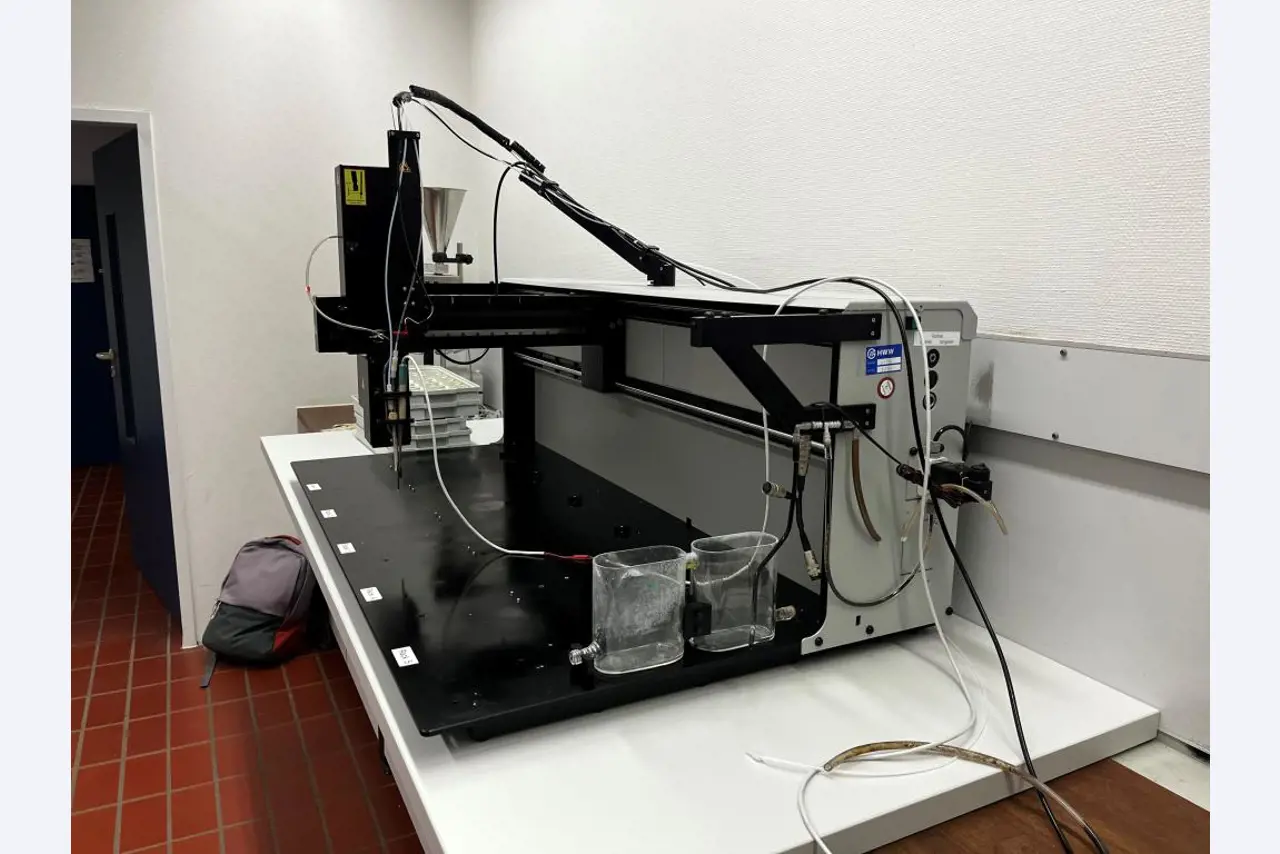 Diverse Labortechnik sowie eine Fahrregalanlage-1