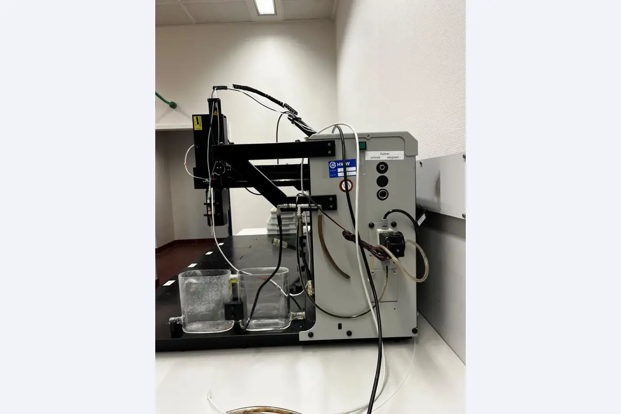 Diverse Labortechnik sowie eine Fahrregalanlage-8