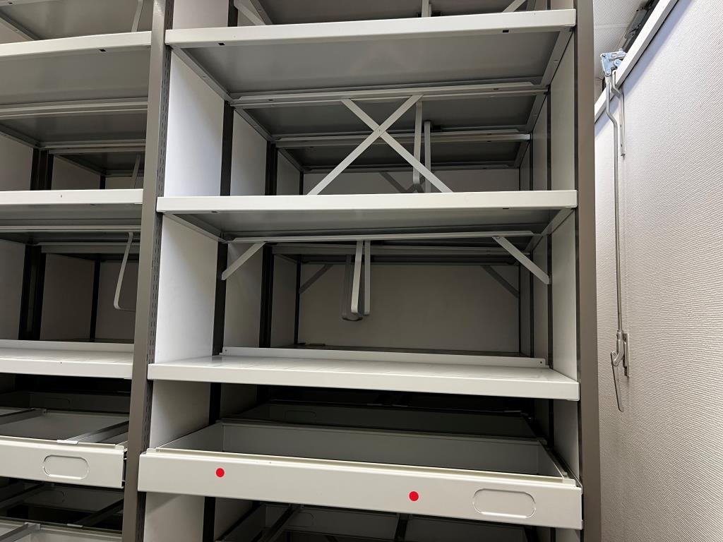 Različna laboratorijska oprema in mobilni regalni sistem-10