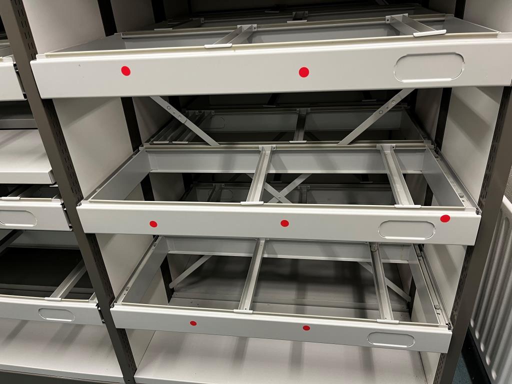 Različna laboratorijska oprema in mobilni regalni sistem-11