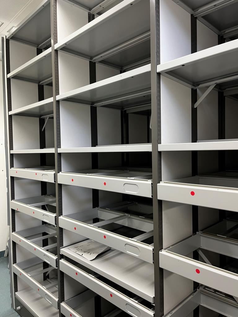 Različna laboratorijska oprema in mobilni regalni sistem-12